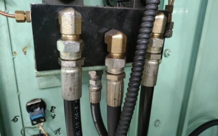 エンボス加工機　油圧ホース油漏れ