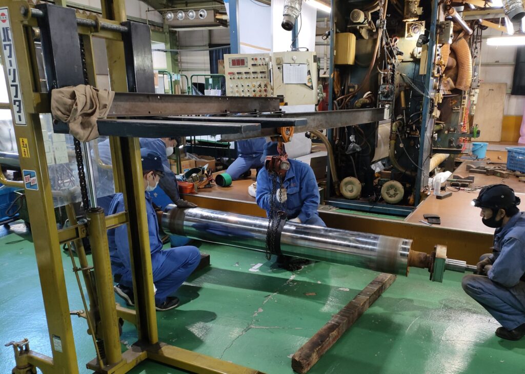 大型ロールの取り外し作業