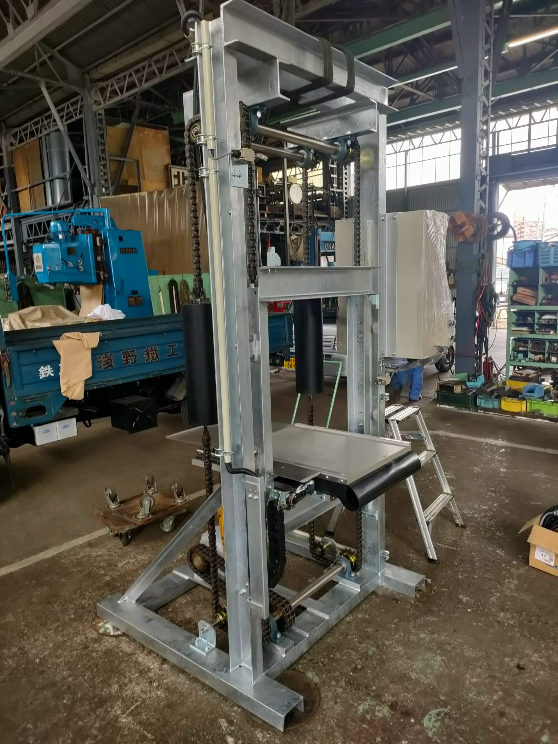 昇降機　社内にて設計製作