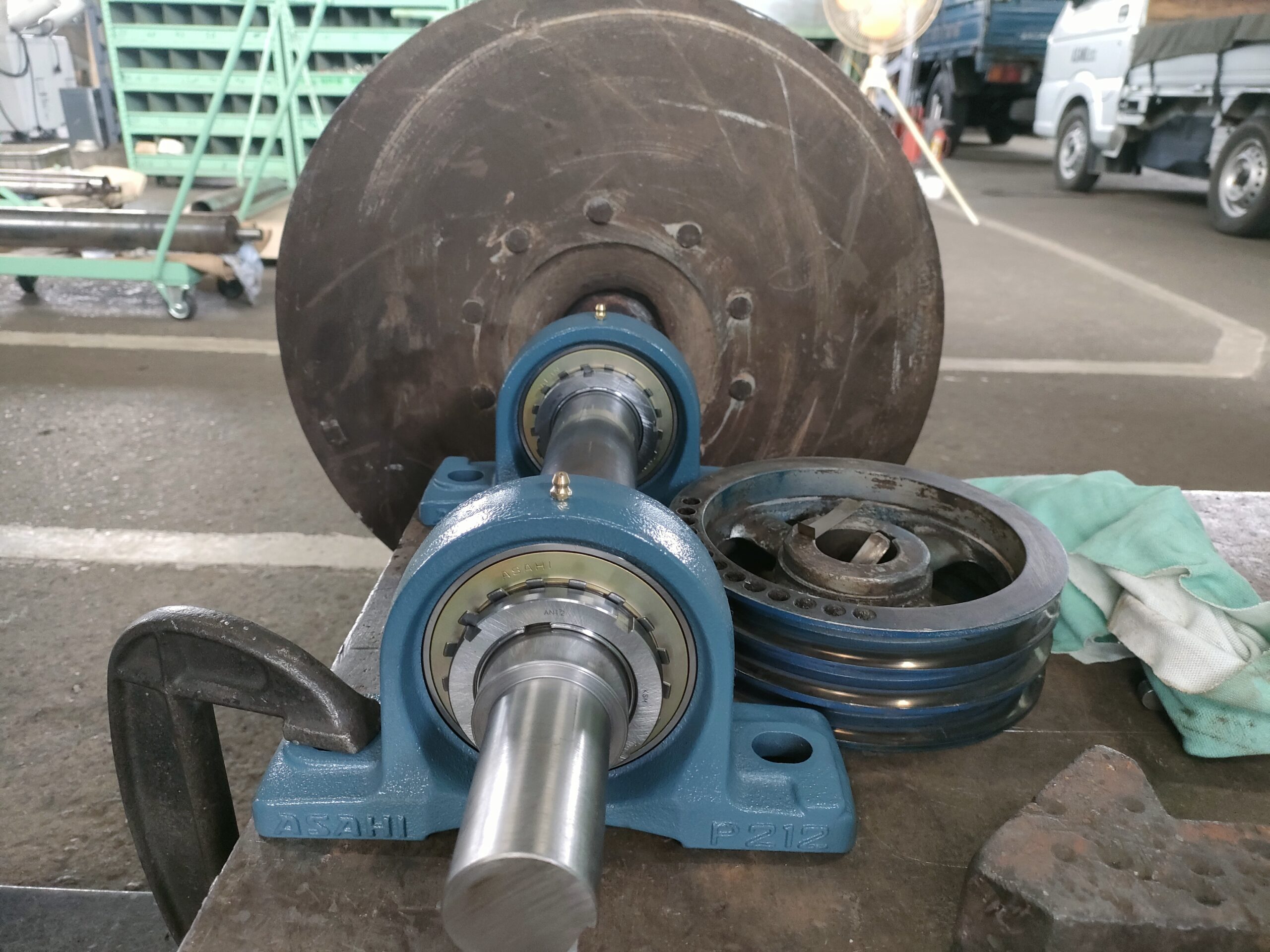 社内で修理中の排気ファン