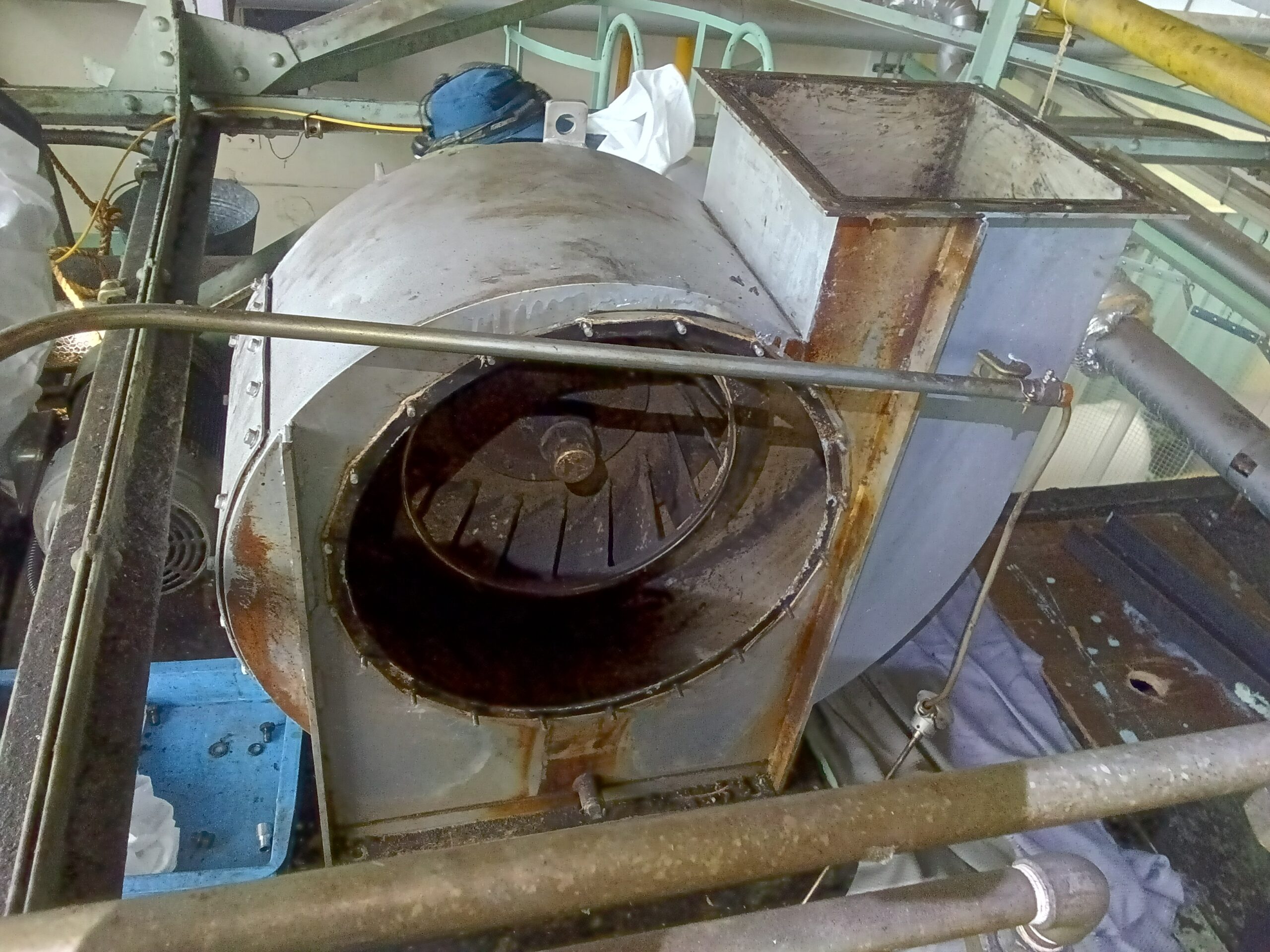 取り外し工事中の排気ファン