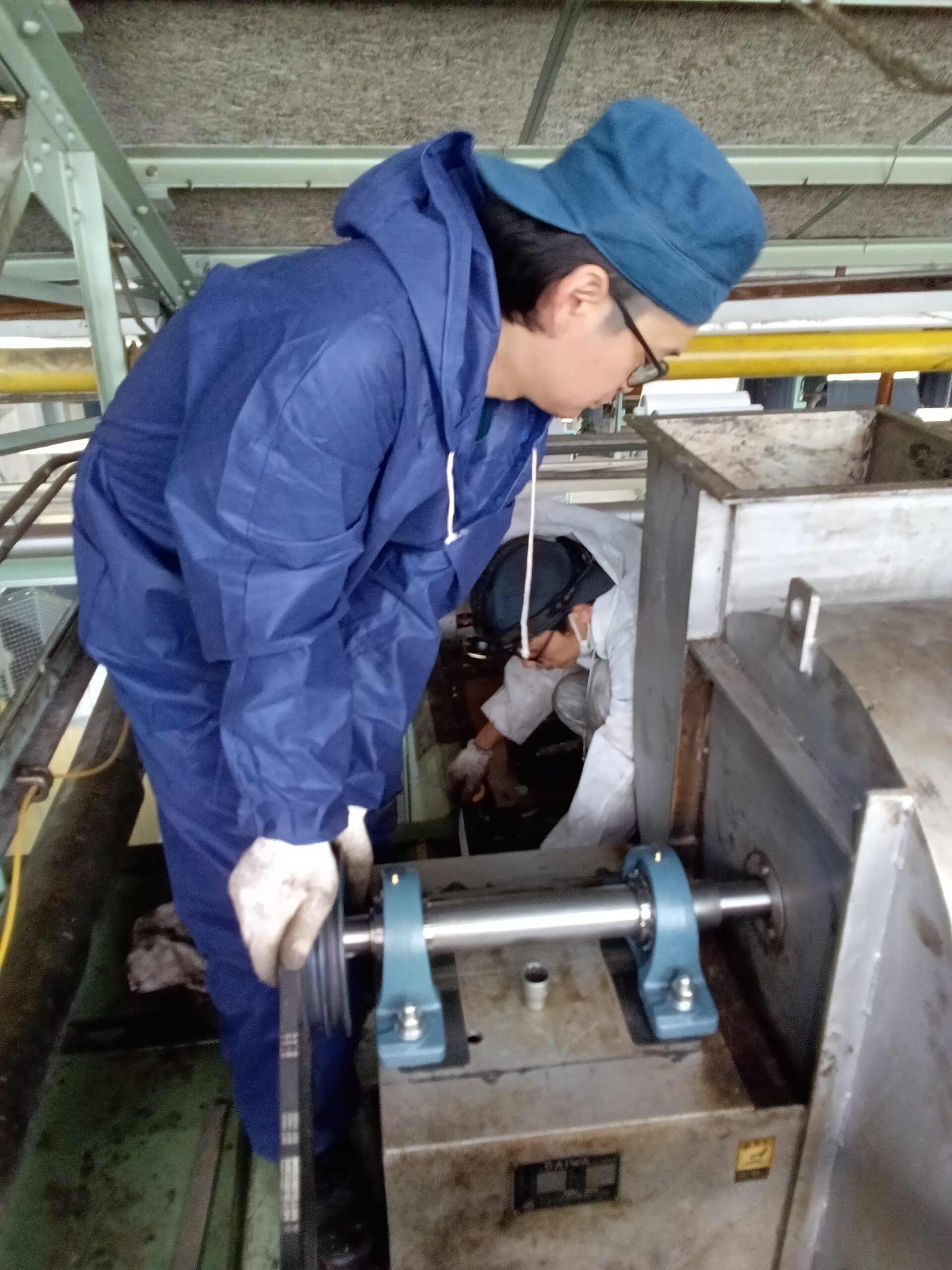 社内で修理中の排気ファン